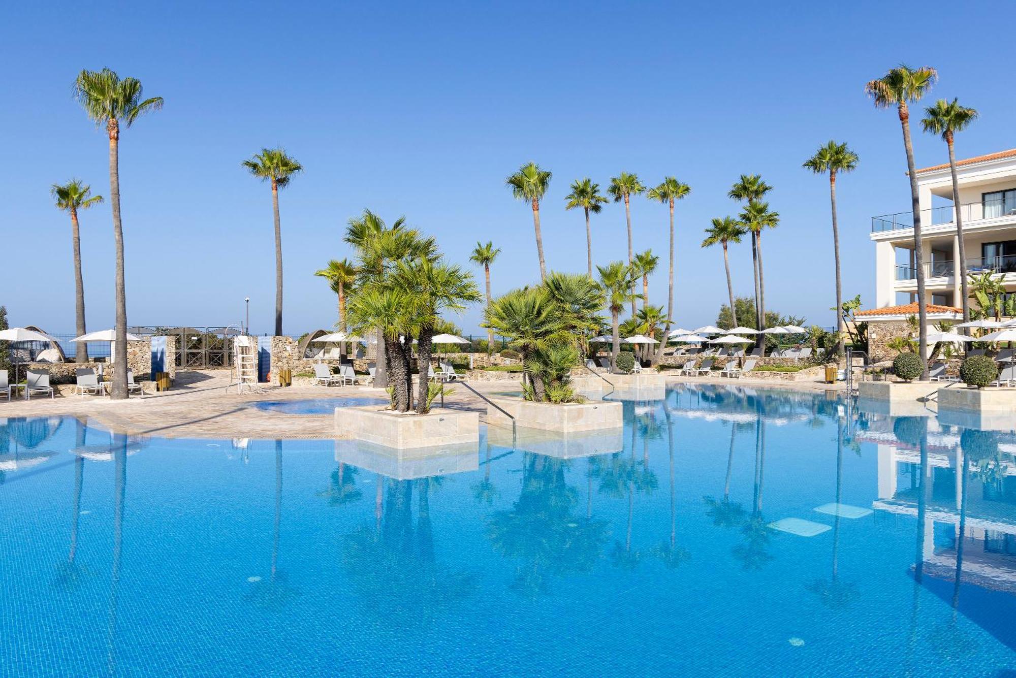 Hipotels Barrosa Palace & Spa Chiclana de la Frontera Eksteriør bilde Pool at the Hilton La Romana